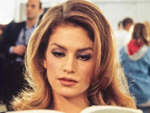 نجمة الإعلانات الأمريكية سيدني كروفورد من أكثر النجمات أناقة وجرأة
