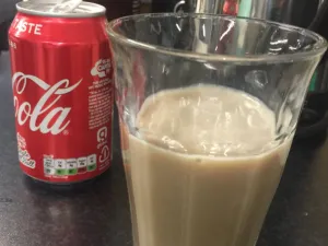 مشروب الحليب مع الكولا

