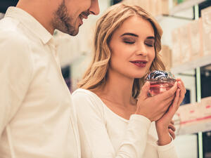 العطر له تأثير ساحر على العلاقة الحميمة