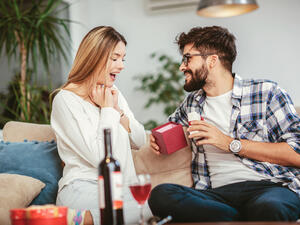 برج الجدي رومانسي، وله طلة بهية، وعيون براقة

