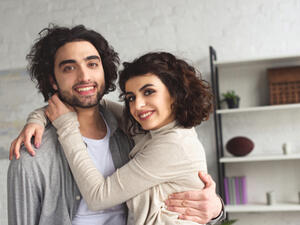 مولود برج السرطان ينتهز أي فرصة يجعل فيها حبيبته أميرة
