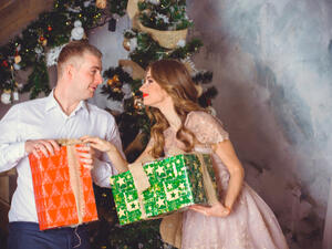 تقديم الهدايا للشريك من الأشياء التي تعزز الود وتقرب المسافات بين الطرفين