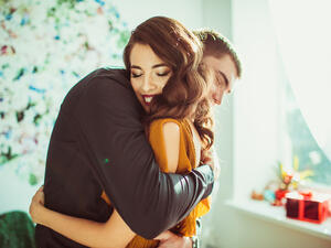 يعشق الرجل المرأة التي تضمّه بحبّ