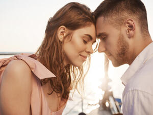 تعتمد زيادة الحُبّ والودّ بين الزوجين على الاهتمام 