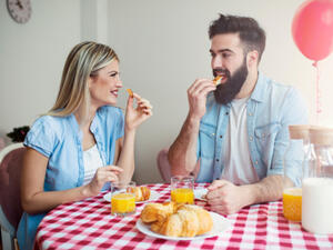 يستحق شريك حياتك أن تطالعه بتحية الصباح والابتسامة تعلو محياك

