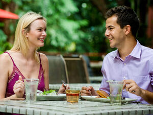 عليكِ احترام زوجكِ، وإطاعتهُ لفرضِ احترامهِ لكِ