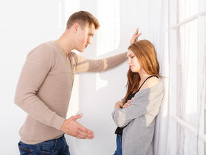 بعد الزواج يصبح الزوج مسؤولًا عن نفقات المنزل هذا يشكل عبئًا شديدًا عليه