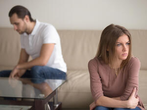 من علامات البرود العاطفي توقف الأزواج عن الحديث معاً

