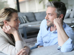 رجل العقرب ينجذب لامرأة القوس بشكل كبير لأنه يشعر أن بينهم كيمياء مشتركة 