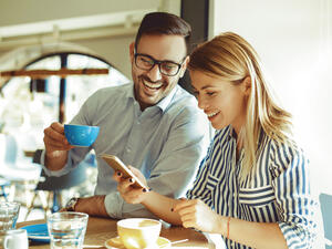 لإثارة رجل الميزان اجعلي من نفسك رمزاً للأنوثة

