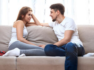 أشعري زوجك دائماً بأنّك زهرة المنزل الفوّاحة
