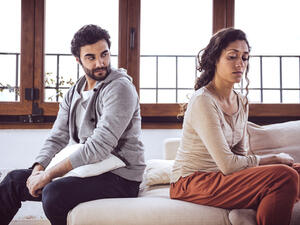 يجب عىل الأزواج كسر الرتابة وتغيير من نمط المعيشة (shutterstock) 