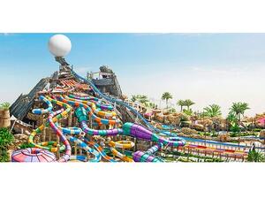 ستقدم ياس ووتروورلد لضيوفها من جميع الأعمار فرصة الاسترخاء على كراسٍ شاطئية أو عوامات لمشاهدة أفلامهم المفضلة على شاشة عرض خارجية كبيرة في "بحيرة أمواج".