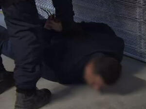 Policeman catches suspect (AFP/File Photo)