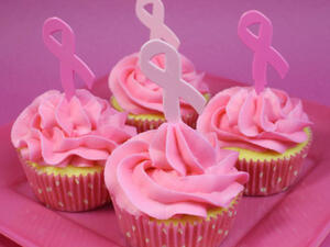 كب كيك باللون الزهري بمناسبة حملة التوعية بسرطان الثدي