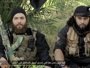  الجهادي الالماني ابو عمر الالماني (يسار) كما ظهر في شريط الفيديو الى جانب جهادي من استراليا هو محمد محمود او ابو اسامة الغريب