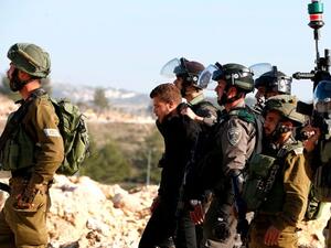 قوات الاحتلال اعتدت على شابين بالضرب أثناء اعتقالهما