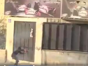 شاب فلسطيني يقاوم جنود الاحتلال من مسافة صفر - مقطع من الفيديو