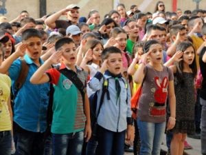 تلامذة يرددون النشيد الوطني في اول يوم دراسي في دمشق
