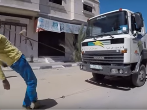The daredevil of Gaza pulls a truck with his teeth. (YouTube)