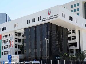 على المستهلكين الحرص خلال عملية الشراء والتأكد من عدم وجود تلاعب في الأسعار أو عدم الالتزام بالقوانين، في حال رفض البائع تسليم الفاتورة، يجب على العملاء تقديم الشكاوى من خلال أرقام التواصل المنتشرة على منافذ البيع الرئيسة، وهي خدمة أهلاً دبي 600545555.