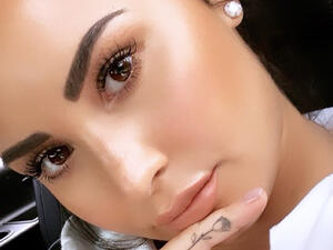 Demi Lovato bought herself a bouquet of roses (Source: ddlovato / Instagram) 