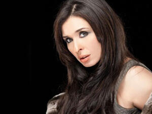 الفنانة والراقصة دينا