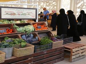 أفراد من المجتمع يزورون سوق التربة للمزارعين في المدينة التعليمية بمؤسسة قطر.