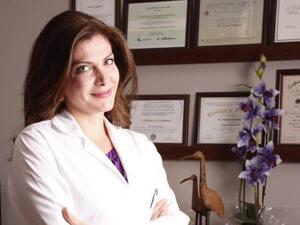 تقول الدكتورة فريدا الشعر ركن أساسي من جمال المرأة لا بد من العناية به 