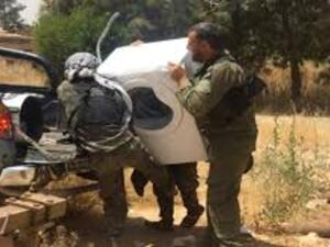 قوات الجيش العربي السوري تنهب منازل الفارين من دوما 