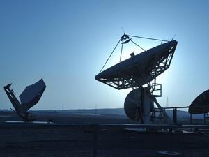 تقدم دو من خلال محطتها للبث الفضائي، خدمات بث عالية الجودة لعملائها من وسائل الإعلام الإقليمية والدولية.