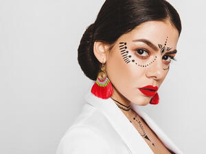 الحلق الشراشيب يضيف لمسة أناقة على إطلالة السيدات والفتيات