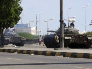 دبابات الجيش اليمني منتشرة في شوارع عدن 
