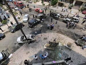 منظر لسيارات محروقة في موقع انفجار قنبلة استهدفت موكب النائب العام المصري 
