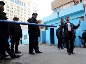 أفراد شرطة مصريون يحرسون مشرحة نقل إليها جثمان الطالب الإيطالي جوليو ريجيني الذي عثر عيلها في ضاحية بالقاهرة يوم 4 فبراير شباط 
