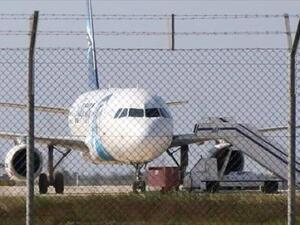 الطائرة المختطفة تجثم في مطار لارنكا..