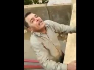 مصري ينتحب اثر غرق طفيله في سيول العاصمة الاردنية