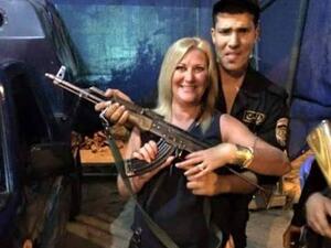 انتشار صور لسائحة أجنبية في أحضان الشرطة المصرية