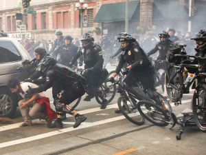 اشتباكات بين الشرطة ومحتجين في مدينة سياتل الأمريكية بعد مسيرات عيد العمال