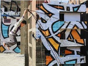 Tunisian artist eL Seed paints Manshiyat Naser with stunning graffiti. (Scoop Empire)