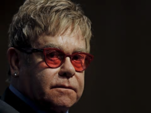 حارسه الشخصي يتهم إلتون جون بالتحرش الجنسي
