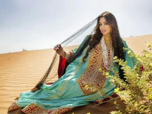 يتميز اللباس الإماراتي التراثي بكونه يستطيع أن يجمع بين الأصالة والحداثة

أزياء تراثية للعروس الإماراتية