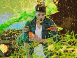 بيبر يستلم جائزته!