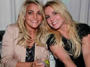 بريتني سبيرز و شقيقتها يغنيان معا 