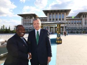 ارشيفية/ اردوغان يصافح رئيس الغابون امام قصره الرئاسي
