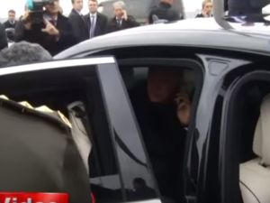 لقطة من الفيديو تظهر اردواغان يتحدث مع الشاب