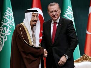 Turkish President Recep Tayyip Erdogan (R) shakes hands with King Salman of Saudi Arabia in Ankara on April 12, 2016. (AFP/Adem Altan)