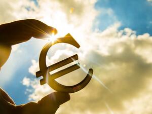 EUR/USD on Monday hit 1.1960, the strongest level since January 2015. (File photo)