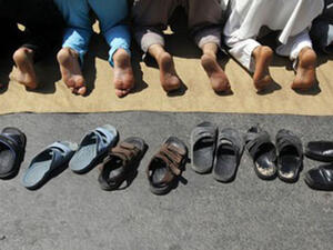 لص يسرق أحذية المصلين أثناء تأدية صلاة الفجر..فيديو