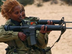 مجندتان من يهود اثيوبيا "الفلاشا" في الجيش الاسرائيلي